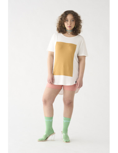 CAMISETA QUADRILATERAL MARFIL MOSTAZA