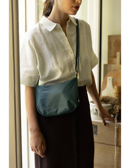 BOLSO  A GIRL. AN OCEAN.